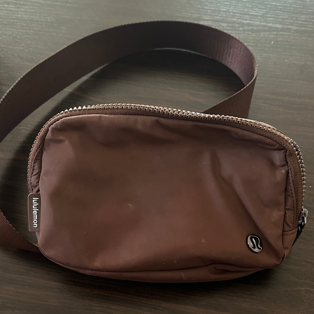 lululemon everywhere belt 1L color is ancient copper.